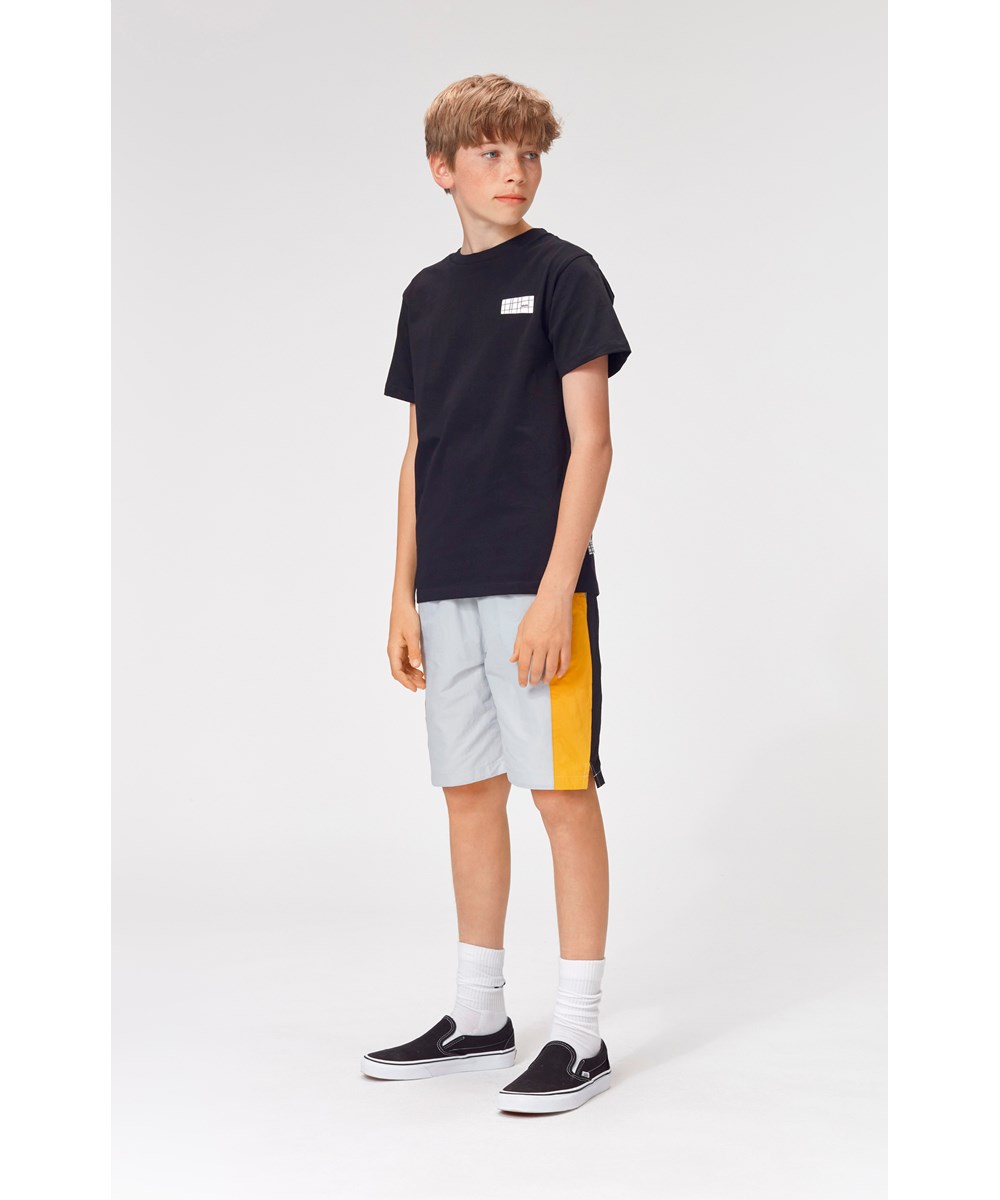 Rasmus - Black - Sort basic T-shirt med logo print.