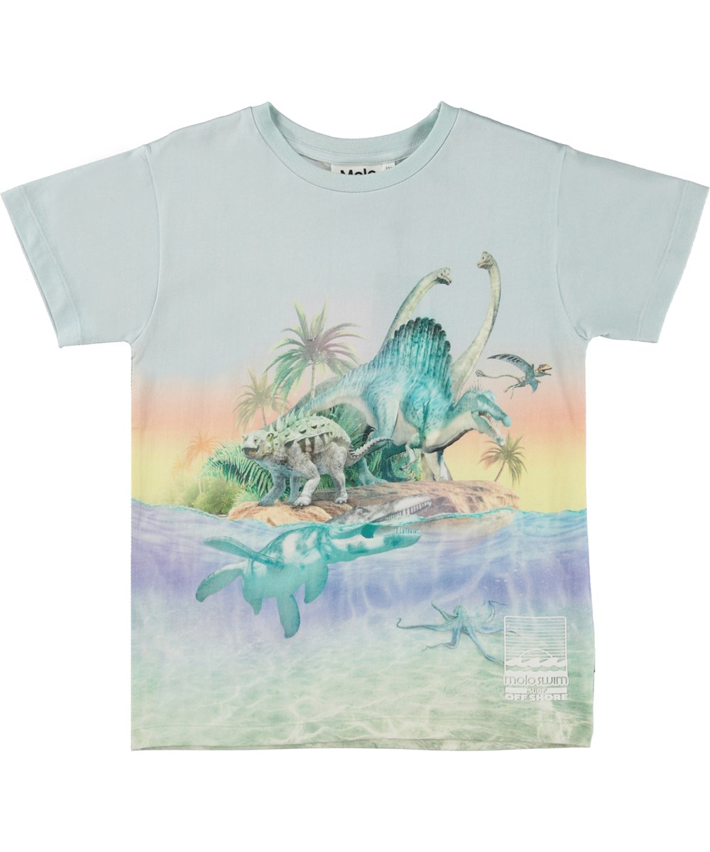 Raul - Ancient Island - Lyseblå t-shirt i økologisk bomuld med farverigt print af dinosaurer