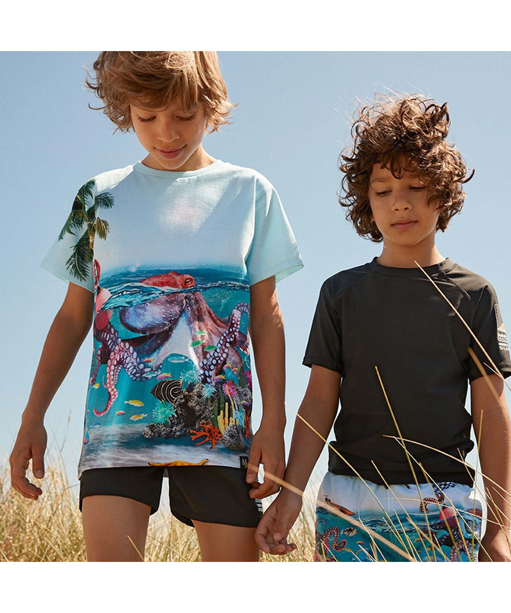 Raul - Happy Octopus - Økologisk blå t-shirt med blæksprutte