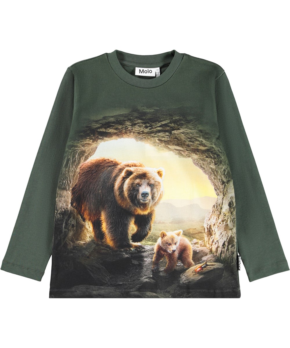 Reif - Bears In Cave - Mørkegrøn bluse til børn i blødt økologisk bomuld med lange ærmer og ribkant i halsen. Blusen har en løs pasform og et frontprint af en bjørnemor og hendes unge i en grotte.