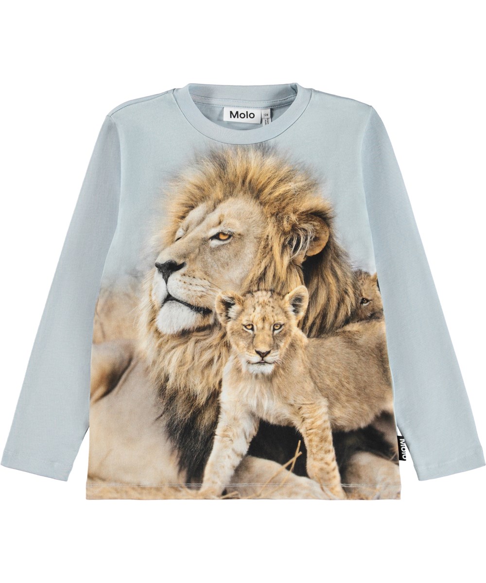 Reif - Lion Family - Lyseblå bluse til børn i blødt økologisk bomuld med lange ærmer og ribkant i halsen. Blusen har en løs pasform og et frontprint af en løve familie.