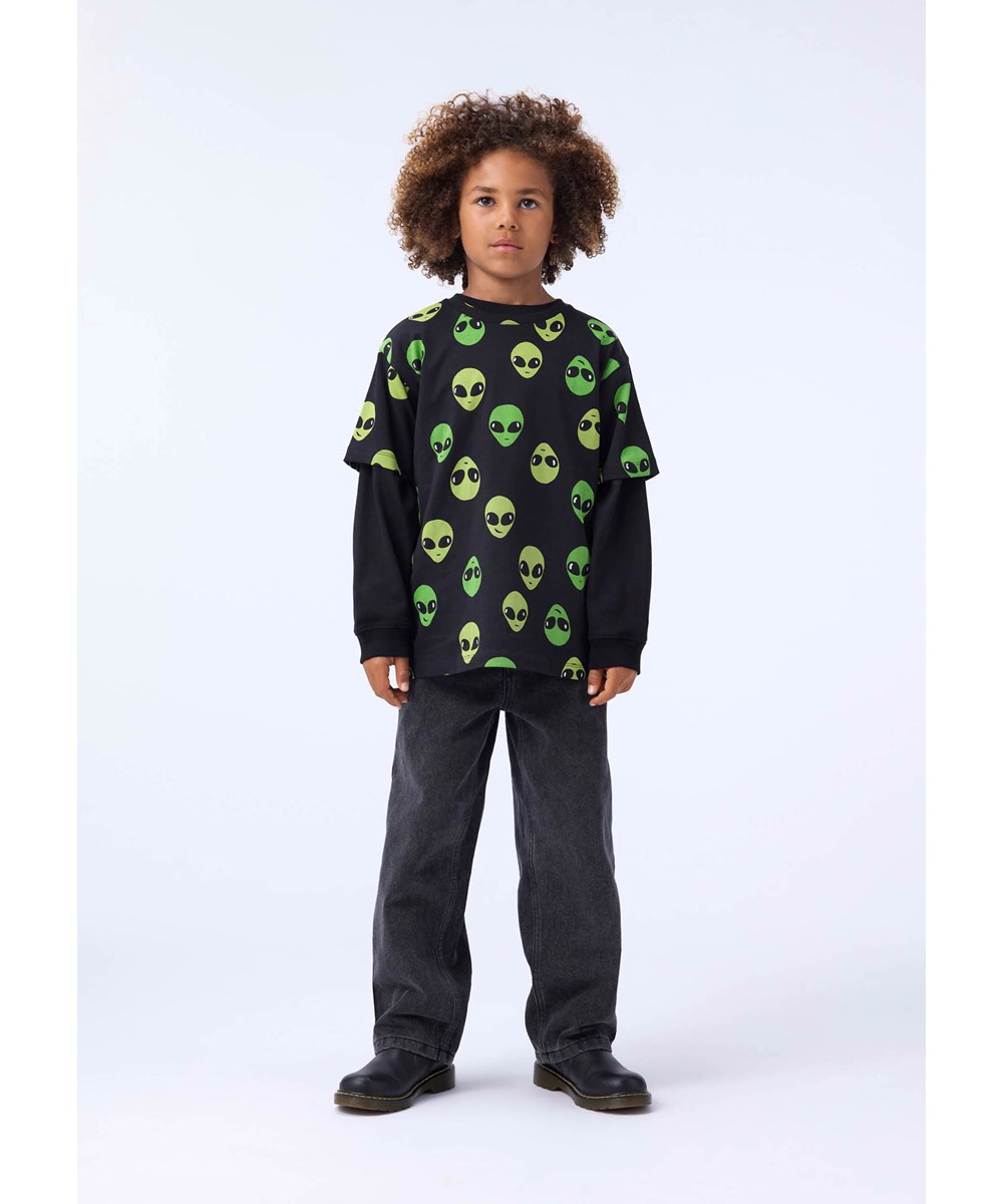 Riley - Alien Faces - Sort t-shirt til børn med print i blødt økologisk bomuld med korte ærmer og ribkant i halsen.