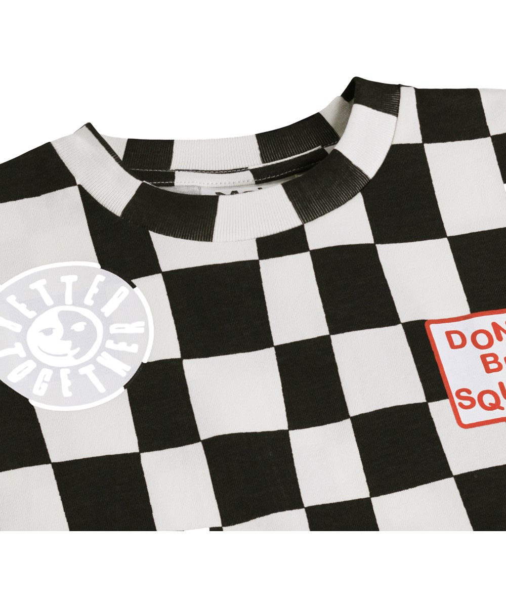 Riley - Angled Checks - Sort og hvid ternet t-shirt i økologisk bomuld til børn