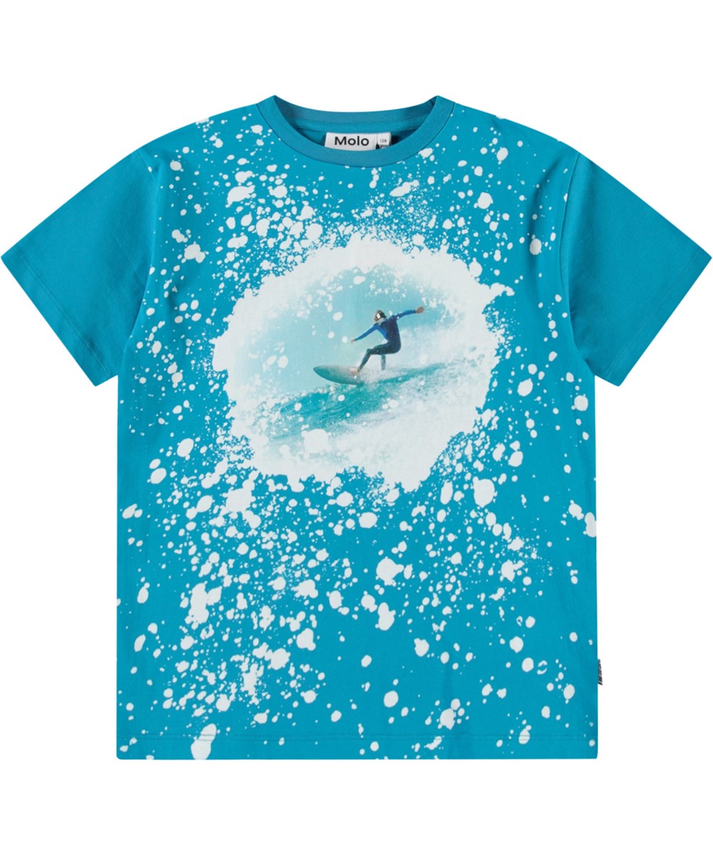 Riley - Blue Surf - Blå t-shirt med print til børn i blødt økologisk bomuld med korte ærmer og ribkant i halsen.