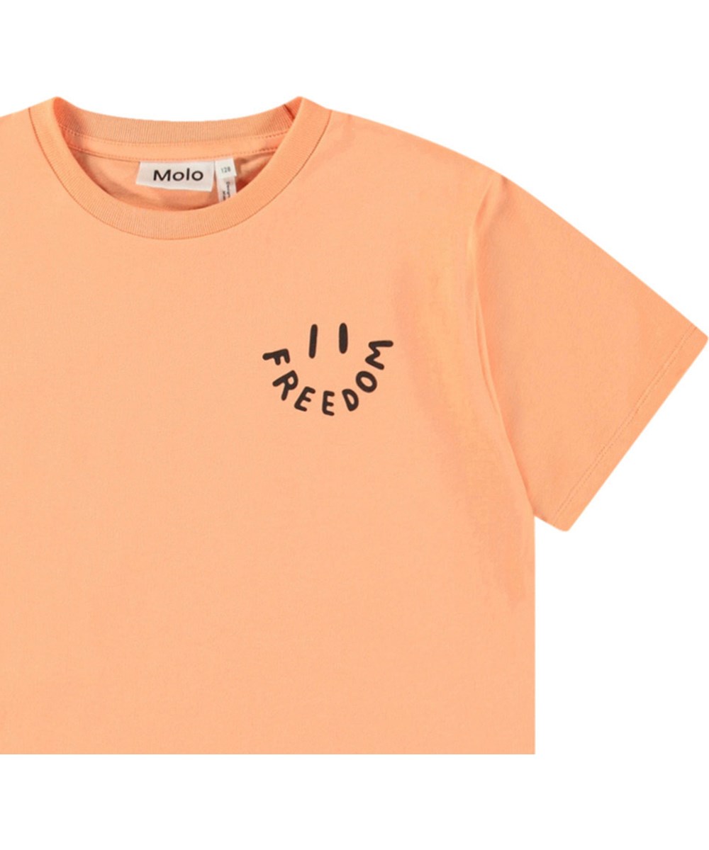 Riley - Cantaloupe - Orange t-shirt med print til børn i blødt økologisk bomuld med korte ærmer og ribkant i halsen.