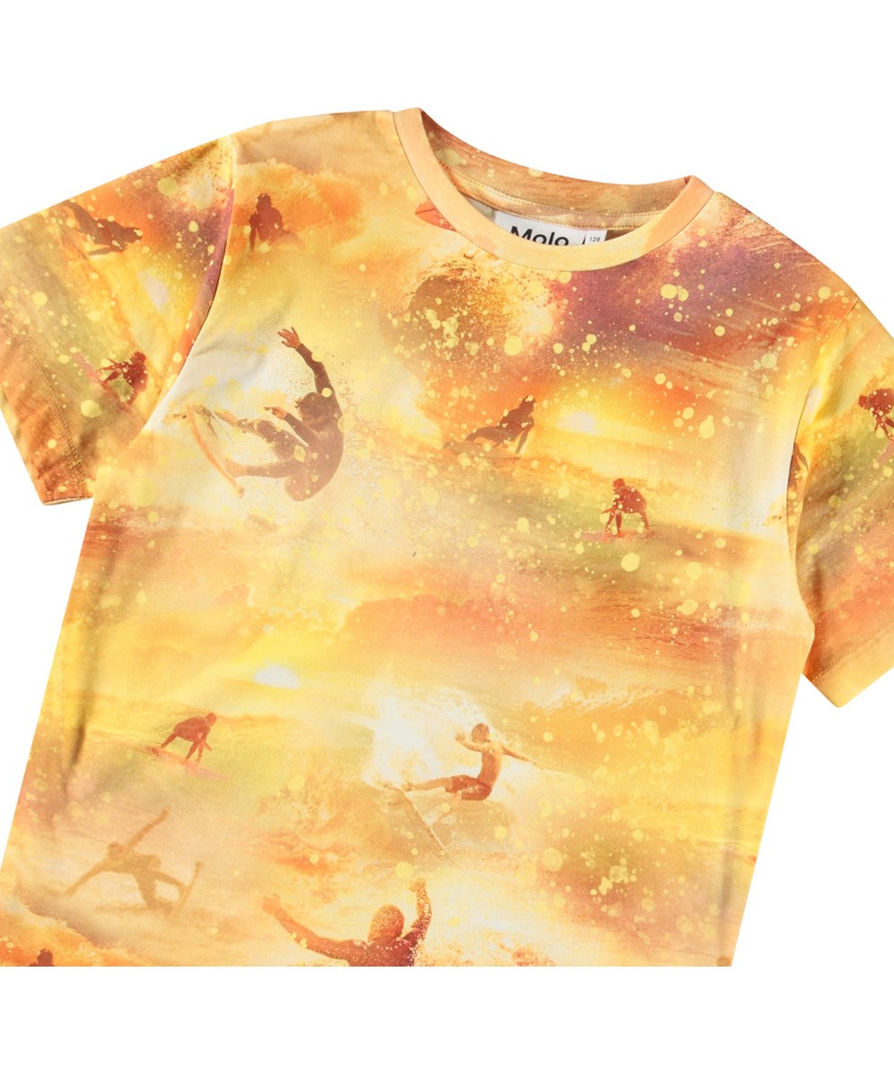 Riley - Golden Surfers - Gul og orange t-shirt med print til børn i blødt økologisk bomuld med korte ærmer og ribkant i halsen.