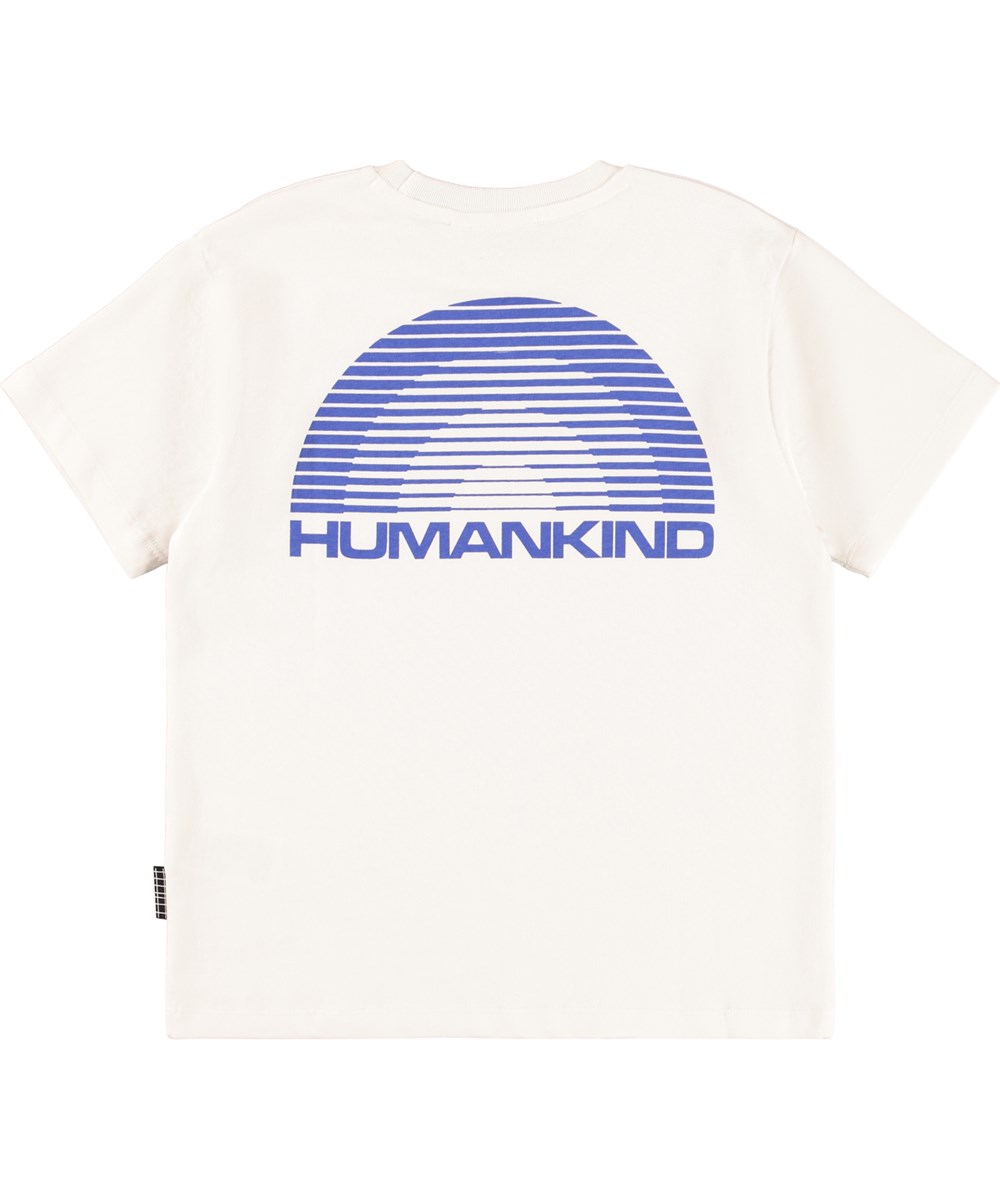 Riley - Humankind - Hvid t-shirt til børn i blødt økologisk bomuld med korte ærmer og ribkant i halsen og et print en blå regnbue med teksten `Humankind´.