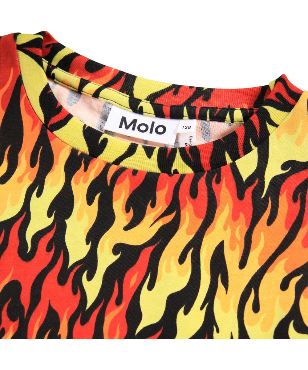 Riley - Ingenuity Hot - Gul, sort og rød flamme t-shirt til børn med print i blødt økologisk bomuld med korte ærmer og ribkant i halsen.
