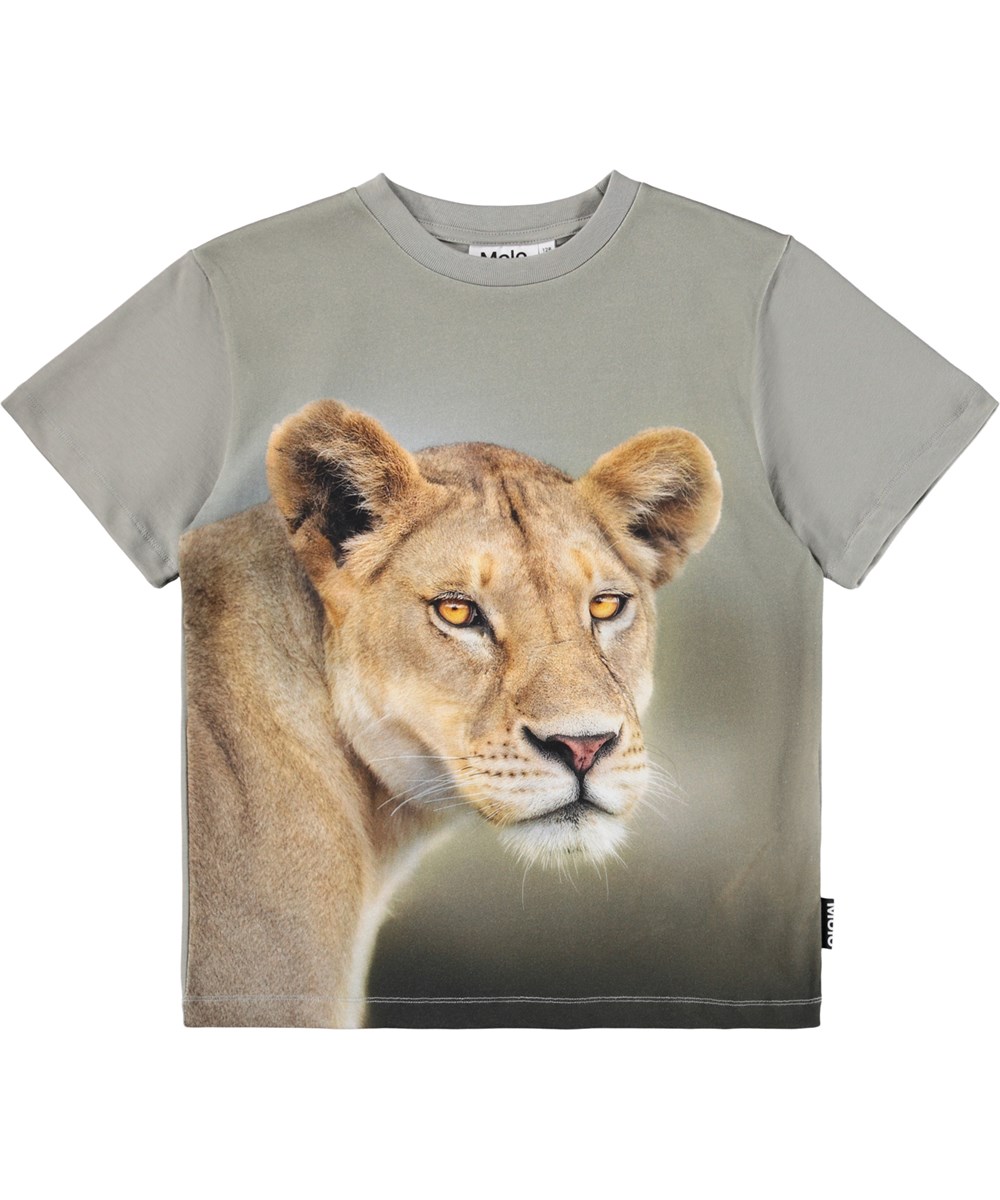 Riley - Leo - Kakifarvet t-shirt til børn med print i blødt økologisk bomuld med korte ærmer og ribkant i halsen.