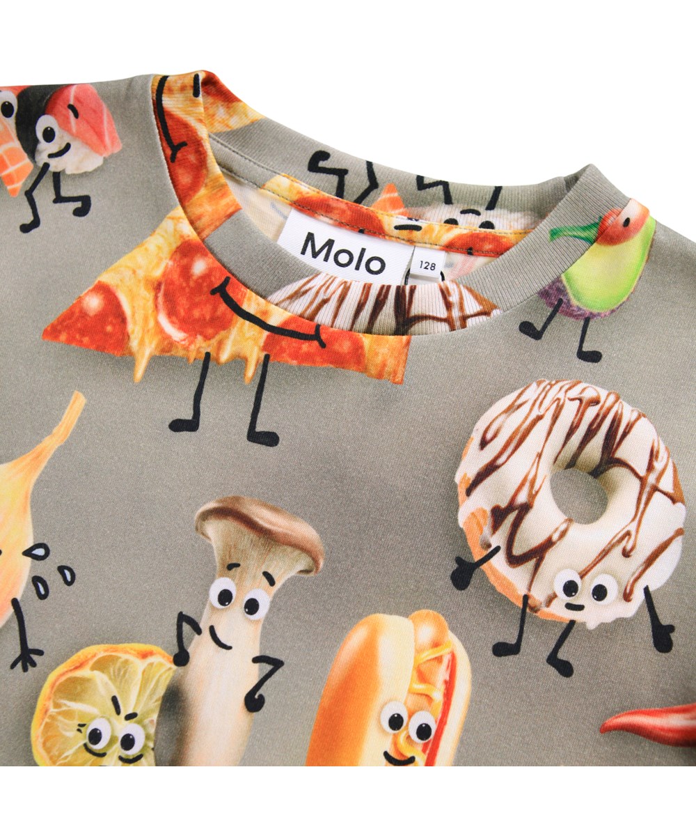 Riley - Moody Foods - Kakkifarvet t-shirt til børn med print i blødt økologisk bomuld med korte ærmer og ribkant i halsen.