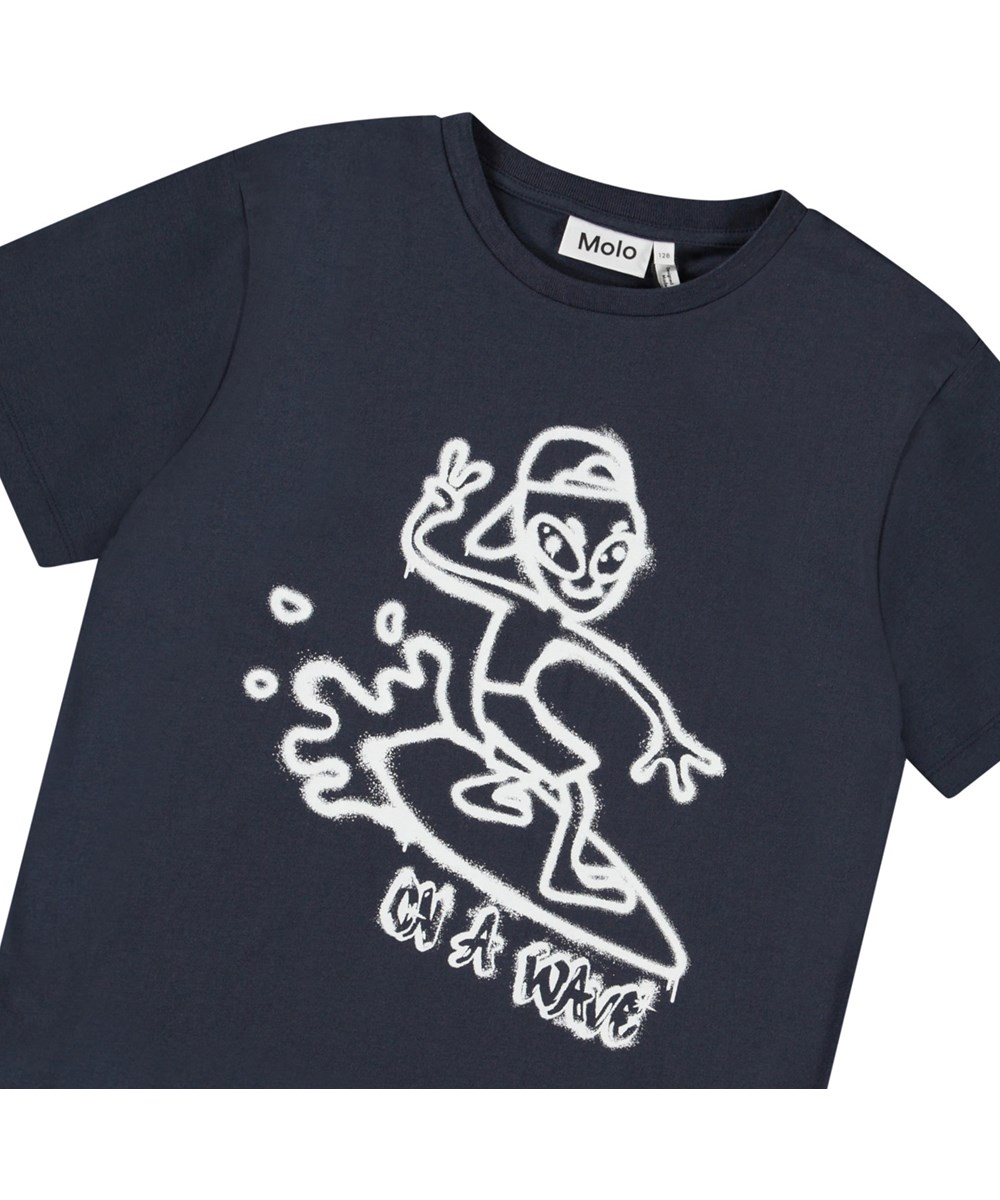 Riley - On A Wave Calm - Mørkeblå t-shirt med print til børn i blødt økologisk bomuld med korte ærmer og ribkant i halsen.