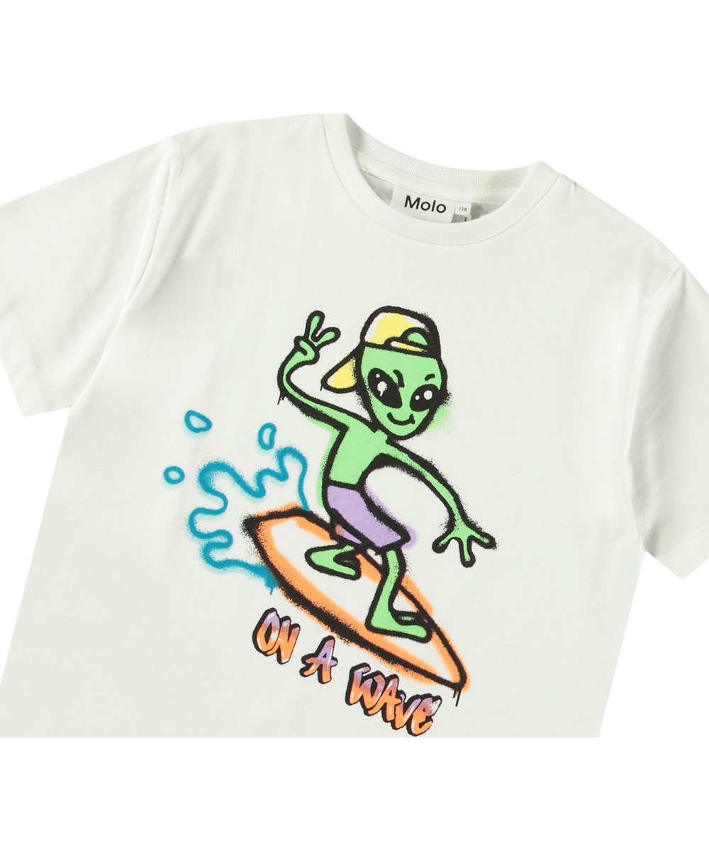 Riley - On A Wave Col - Hvid t-shirt med print til børn i blødt økologisk bomuld med korte ærmer og ribkant i halsen.