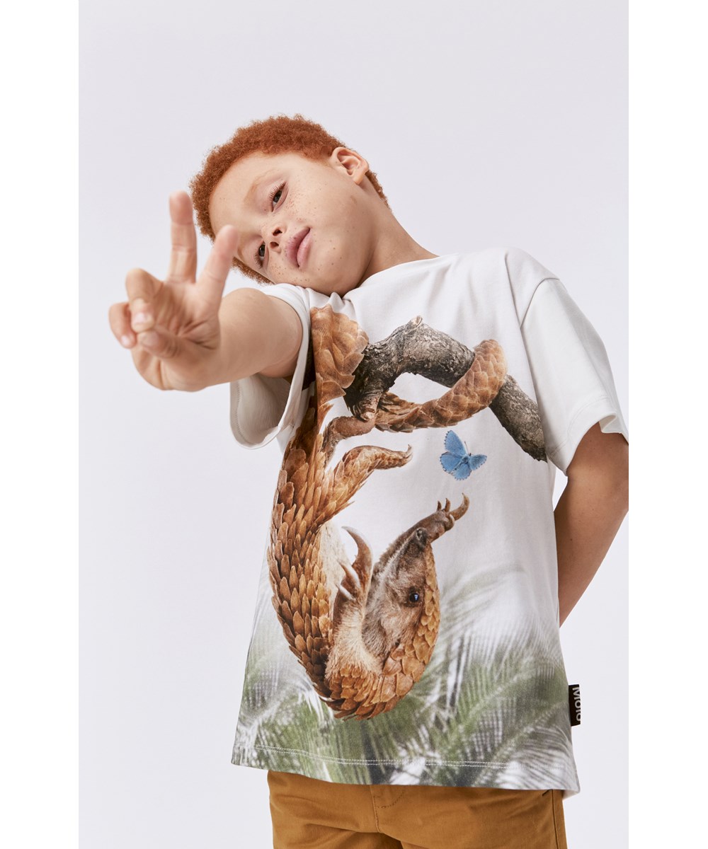 Riley - Pangolin - Hvid økologisk t-shirt med pangolin print