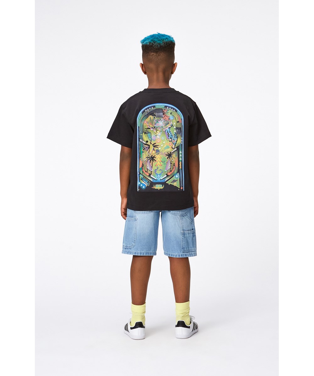 Riley - Pinball Dark - Sort økologisk t-shirt med placeret pinballprint