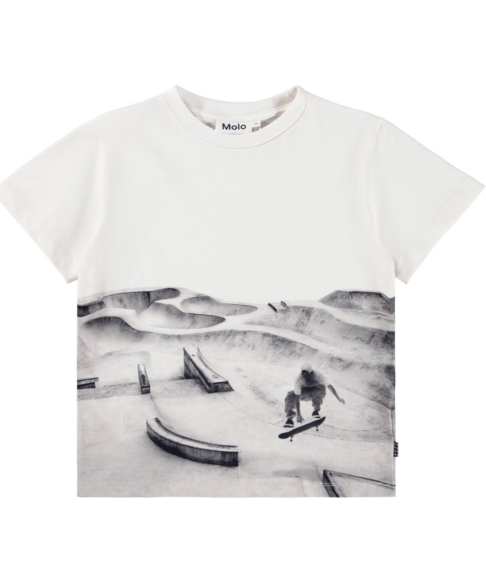Riley - Skatepark - Hvid t-shirt til børn med print i blødt økologisk bomuld med korte ærmer og ribkant i halsen.