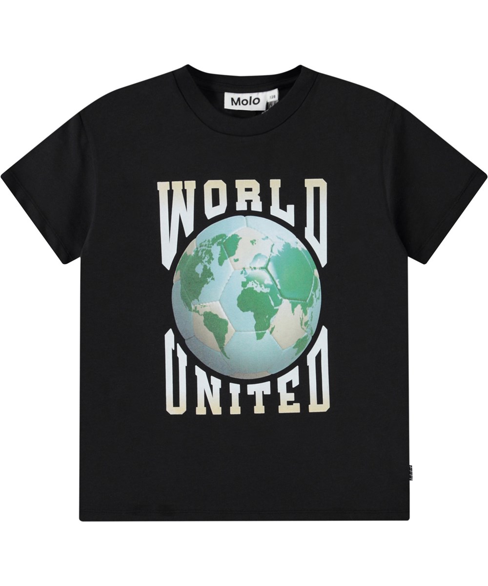Riley - United World - Sort t-shirt med print til børn i blødt økologisk bomuld med korte ærmer og ribkant i halsen.