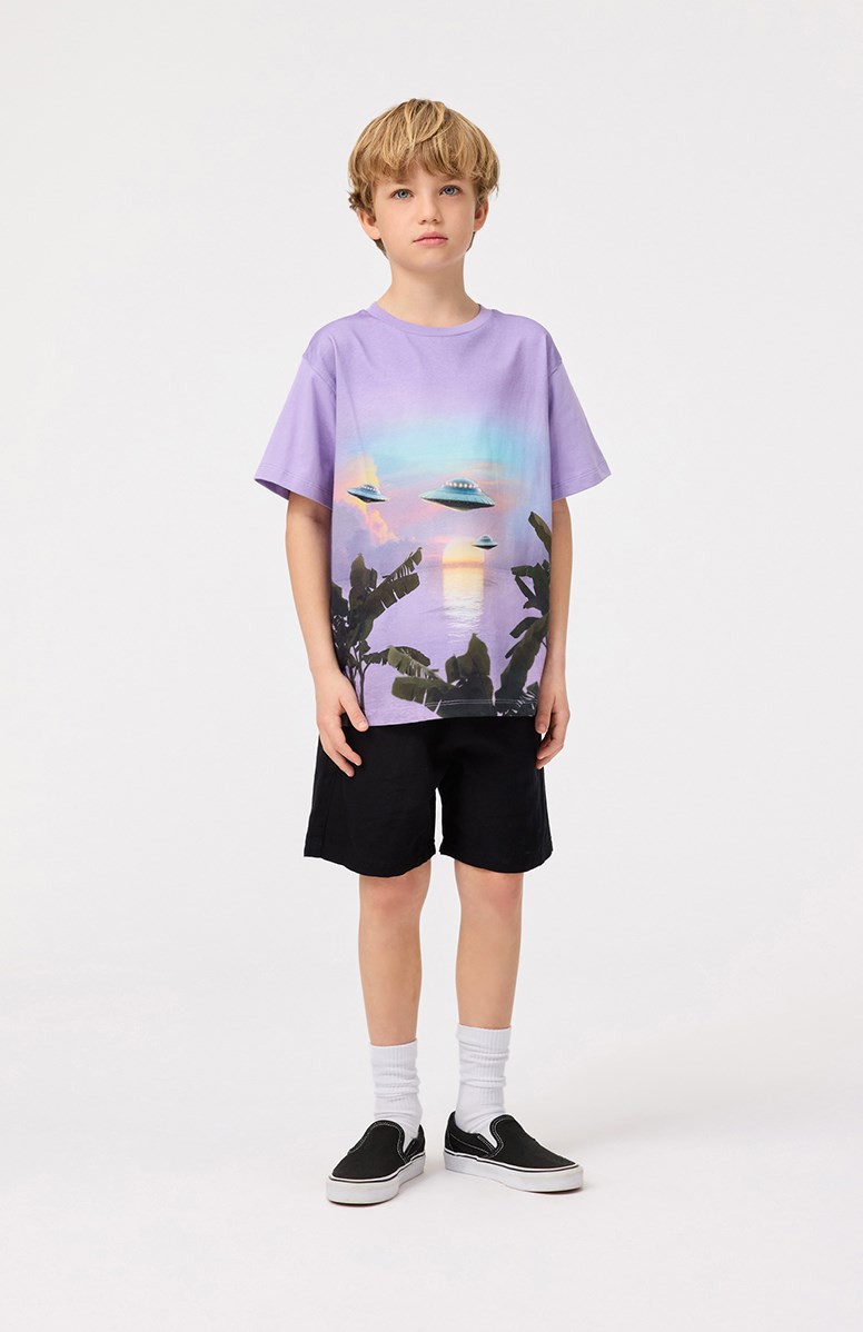 Riley - Visitors Violet - Lilla t-shirt med print til børn i blødt økologisk bomuld med korte ærmer og ribkant i halsen.