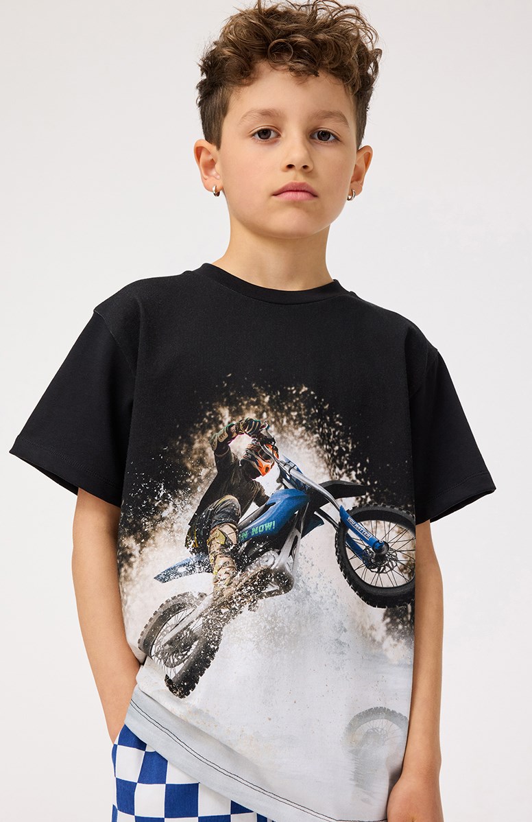 Riley - Water Wheelie - Sort t-shirt med print til børn i blødt økologisk bomuld med korte ærmer og ribkant i halsen.