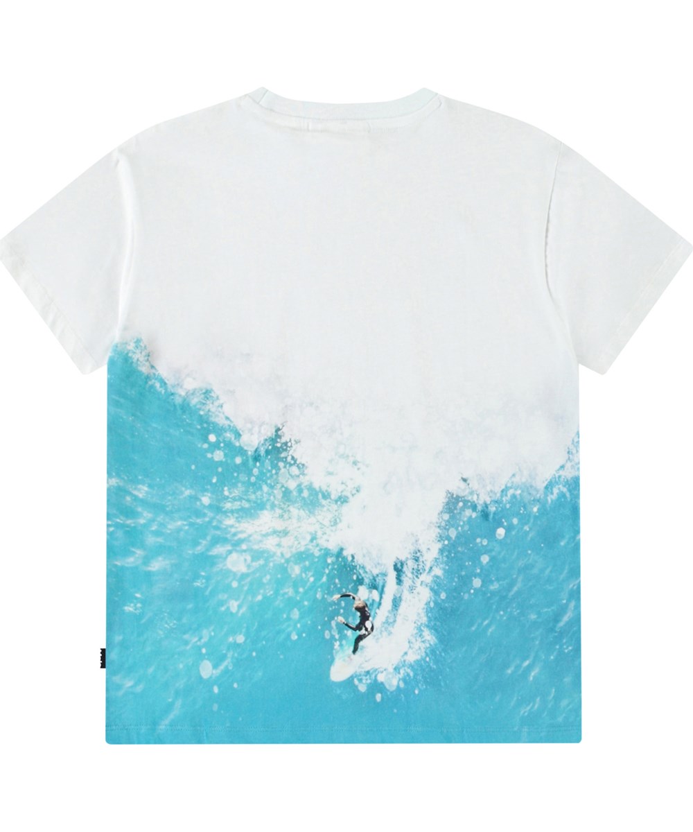 Riley - Wave Surfer - Hvid og blå t-shirt med print til børn i blødt økologisk bomuld med korte ærmer og ribkant i halsen.