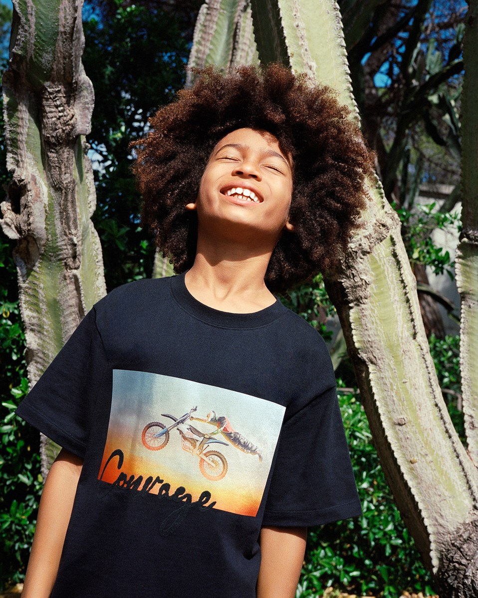 Riley - Airtime - Sort t-shirt med print til børn i blødt økologisk bomuld med korte ærmer og ribkant i halsen.