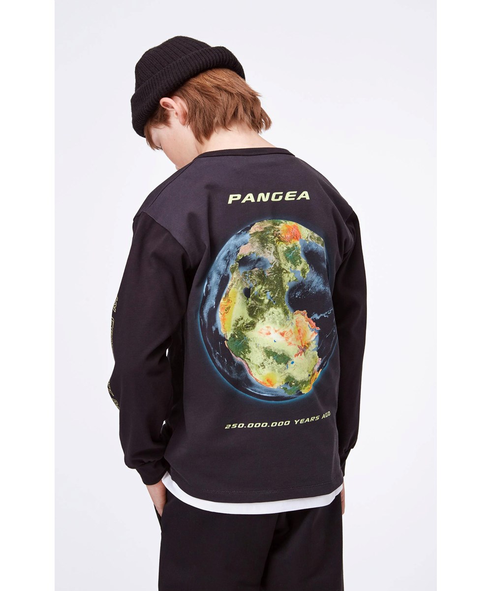 Rin - Neo Pangea - Økologisk sort bluse med jordklode print