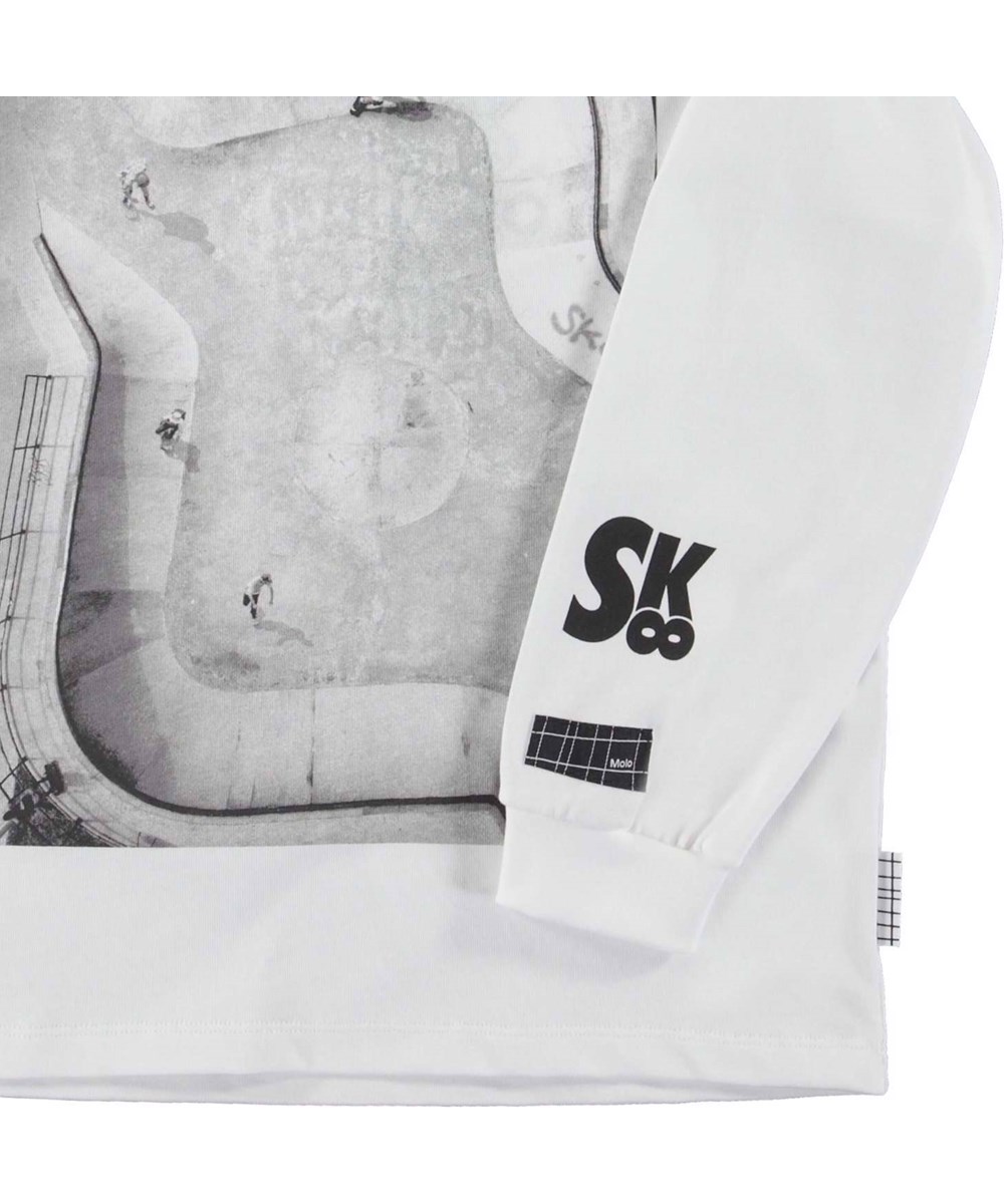 Rin - Skate Bowl - Hvid langærmet t-shirt med skate rampe print.