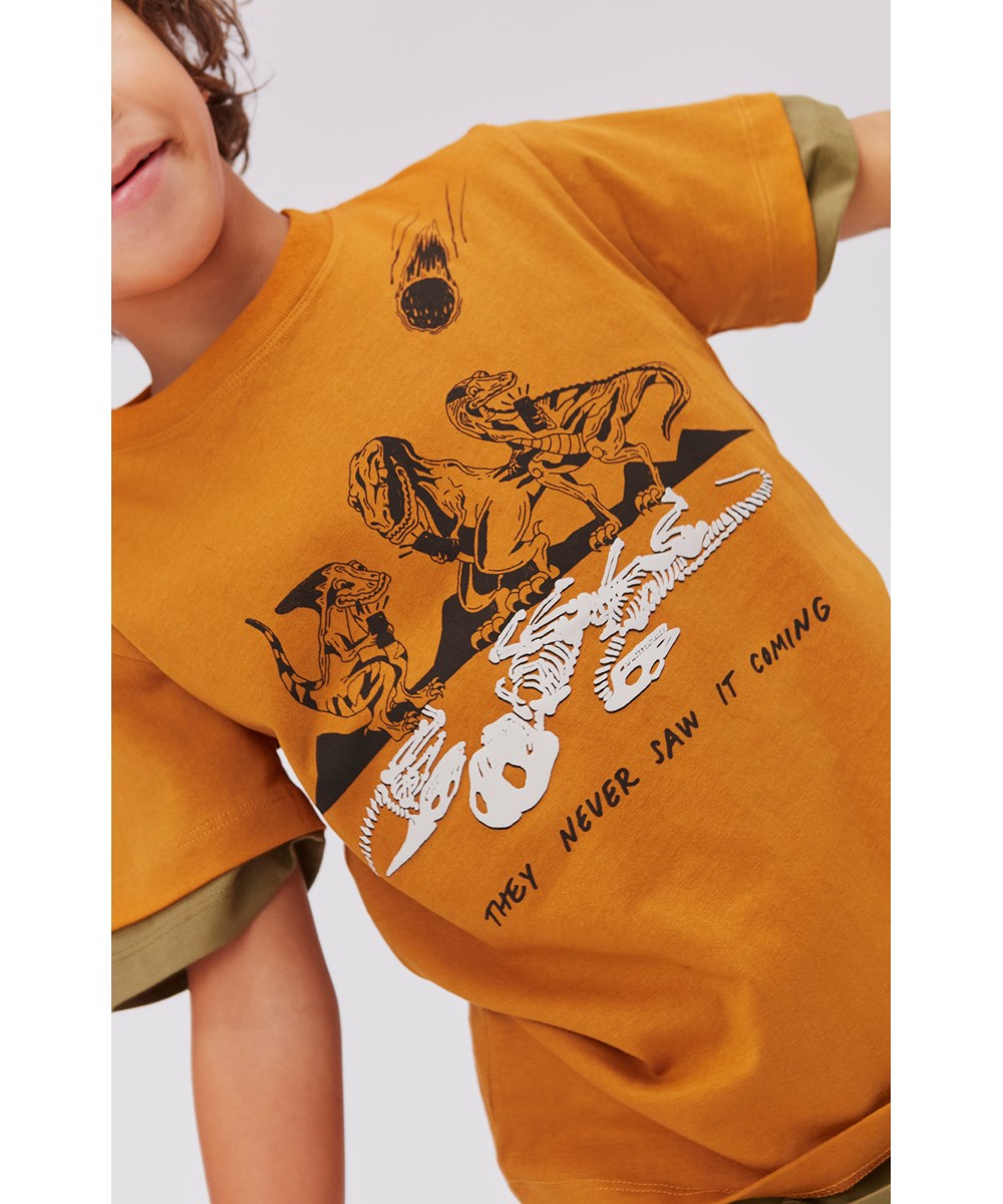 Road - Old Gold - Økologisk orange t-shirt med dinosauer print