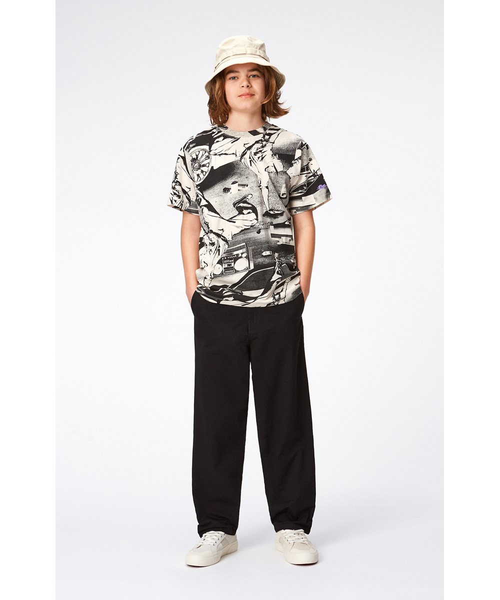 Rodney - Street Dancers - Økologisk t-shirt med sort allover breakdance print