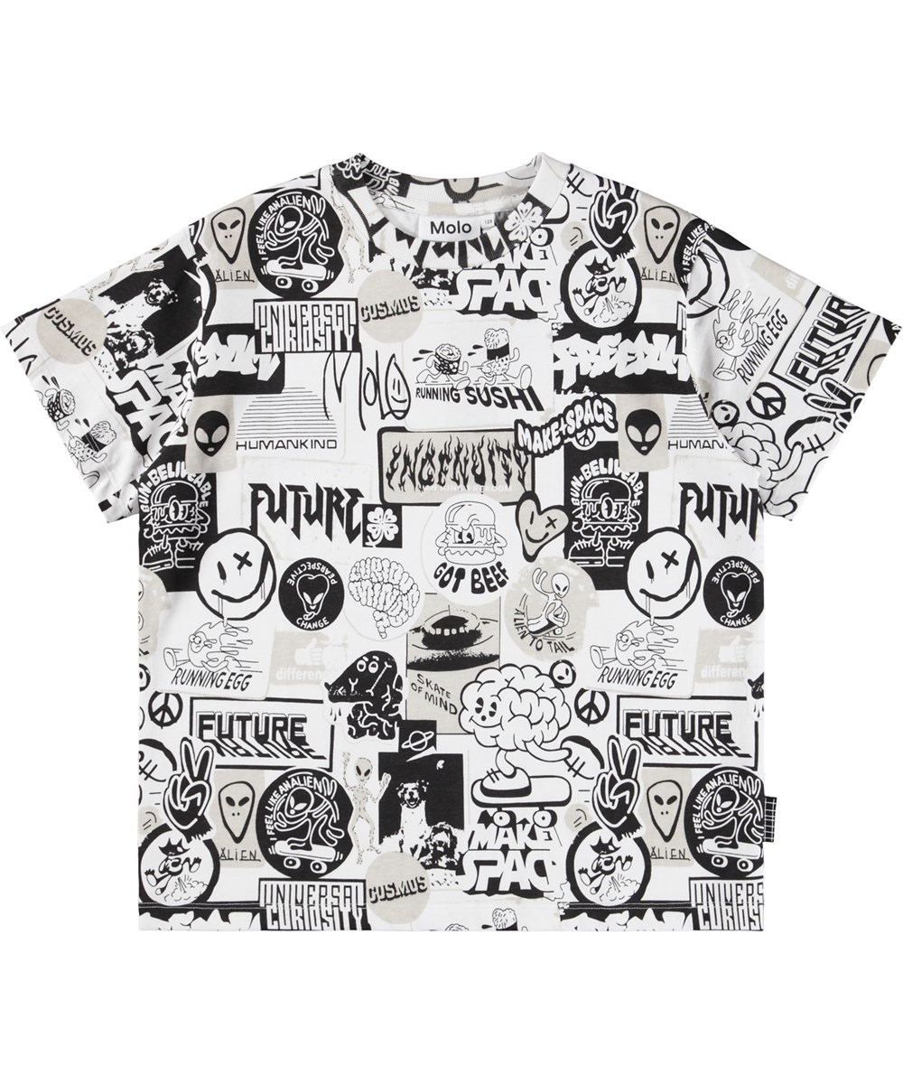 Rodney - Sticker Wall - Hvid oversize t-shirt til børn i blødt økologisk bomuld med korte ærmer og ribkant i halsen.