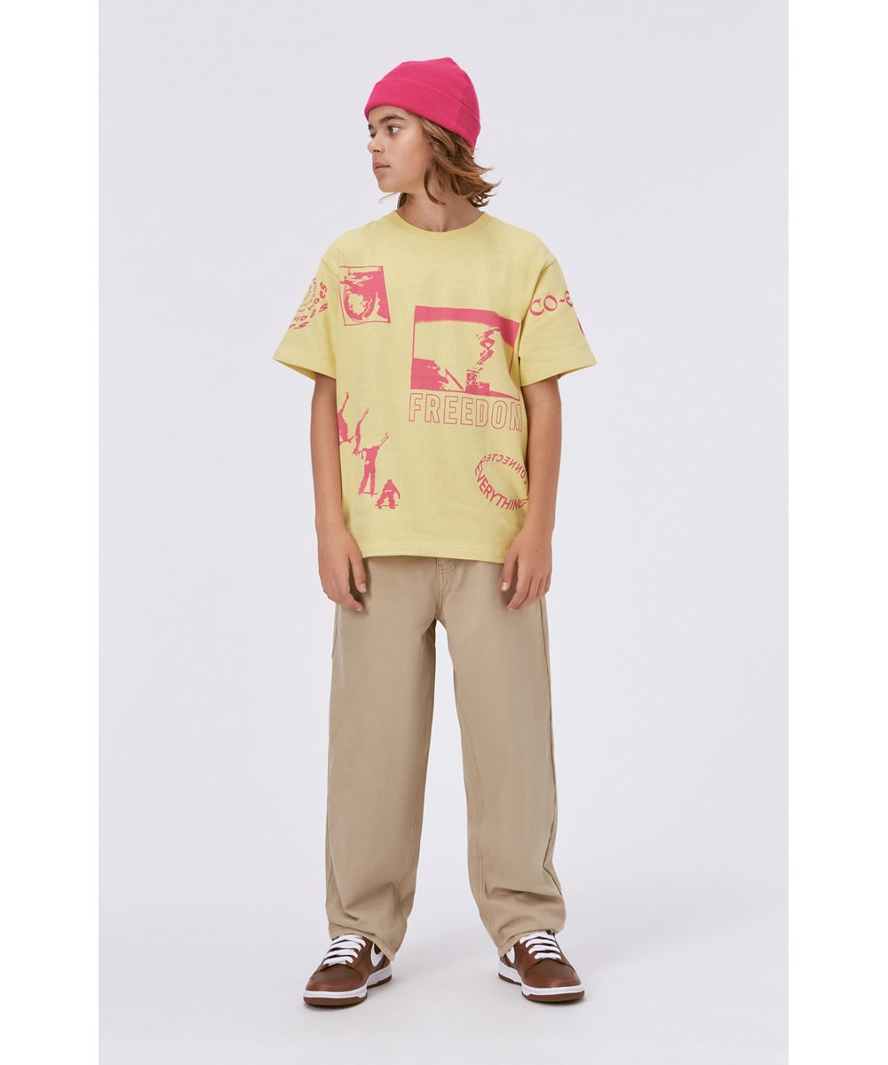 Rodney - Pale Sun - Gul t-shirt med pink skate print