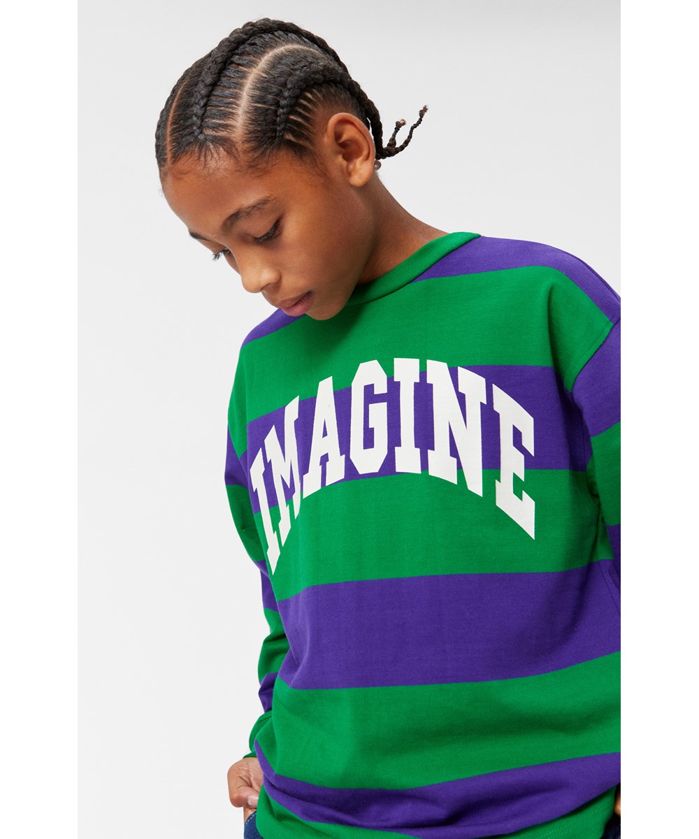 Ron - Nightshade Pine - Grøn og lilla stribet bluse i økologisk bomuld med "Imagine" print