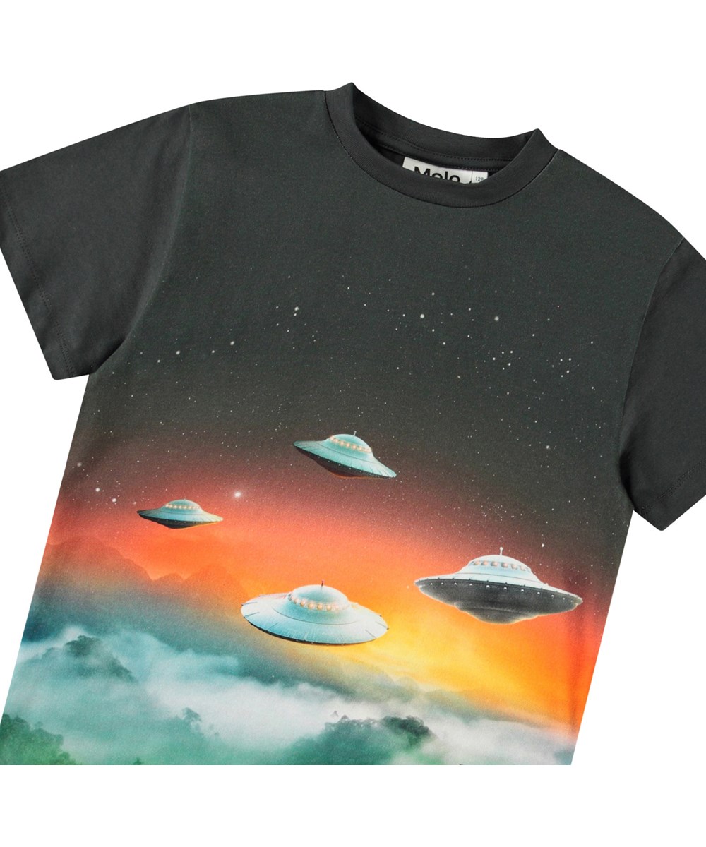 Roxo - UFO Visitors - Sort t-shirt til børn i økologisk bomuld med korte ærmer, ribkant i halsen og en løs pasform.