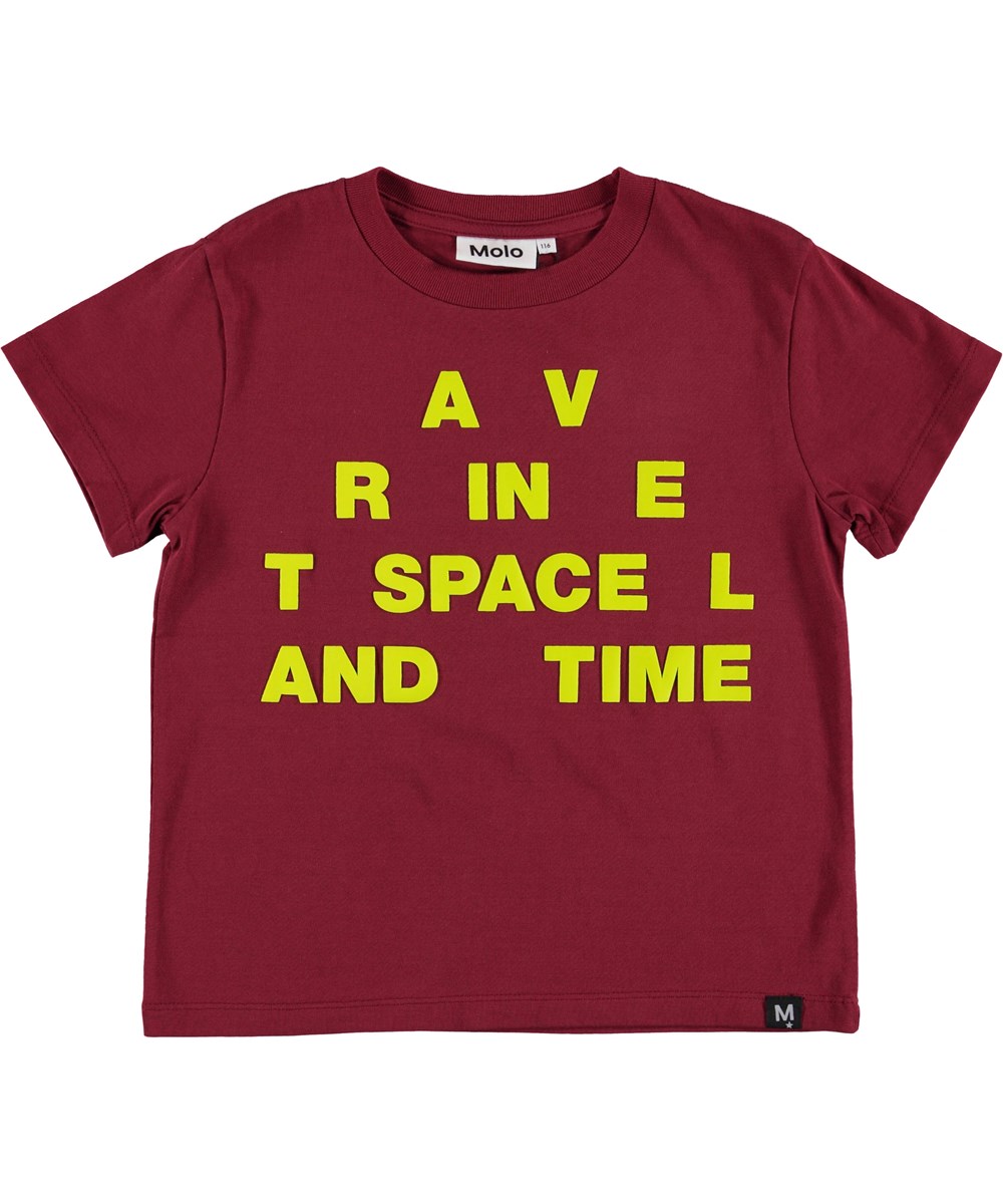 Roxo - Wild Madder - Mørkerød t-shirt med gul tekst.