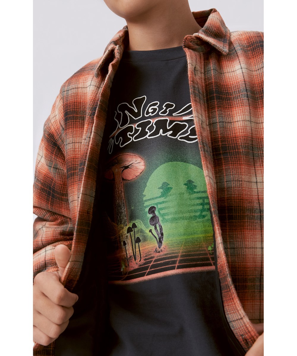 Rube - Dark Sky - Sort økologisk langærmet t-shirt med retro computerprint