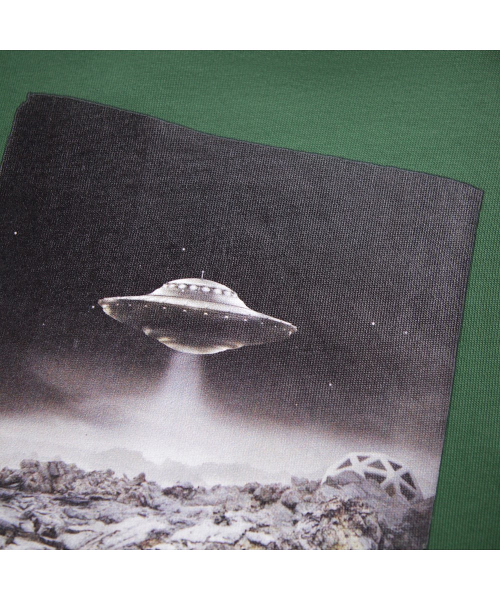 Rube - Pine Tree - Mørkegrøn langærmet bluse til børn i økologisk bomuld med ribkant i hals og ærmer samt et front- og rygprint af en ufo.