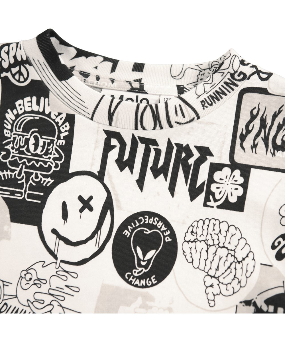 Rube - Sticker Wall - Råhvid, langærmet bluse til børn i økologisk bomuld med ribkant i hals med print af sorte, hvide og beige klistermærker der har sjove og søde udsagn om livet