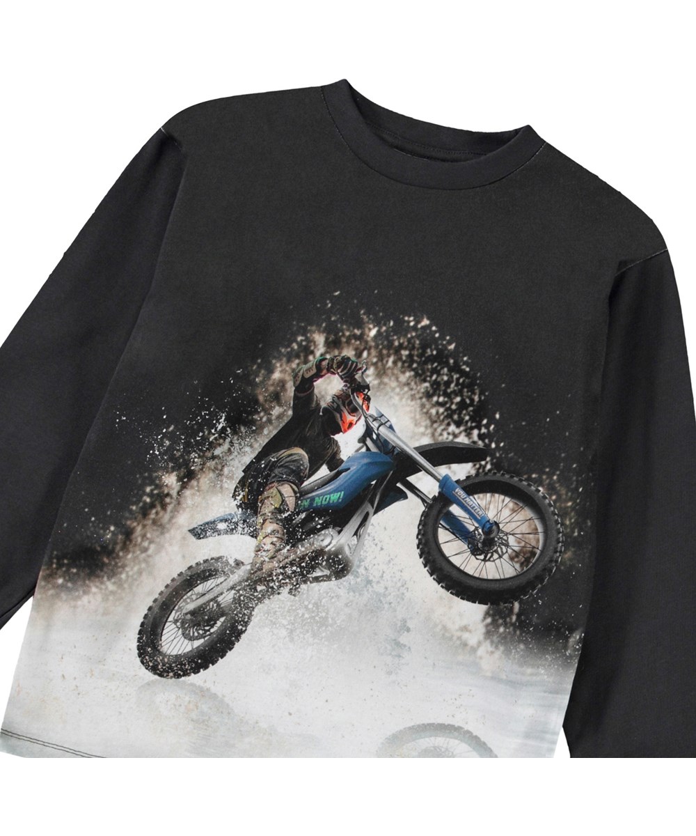 Rube - Water Wheelie - Sort langærmet bluse til børn i økologisk bomuld med ribkant i hals og ærmer samt en løs pasform.