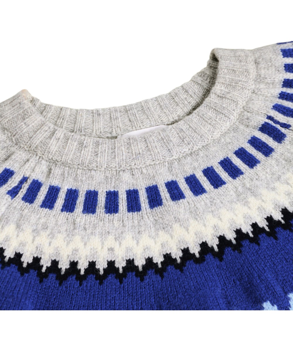 Baes wool - Nordic Blues - Lysegrå striktrøje til børn i uld med blåt nordisk inspireret mønster.