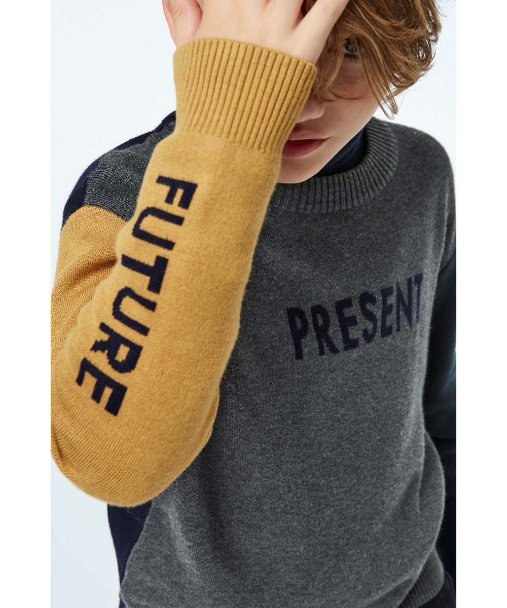 Buster - Past, Present, Future - Color-blocking strikbluse med future og present