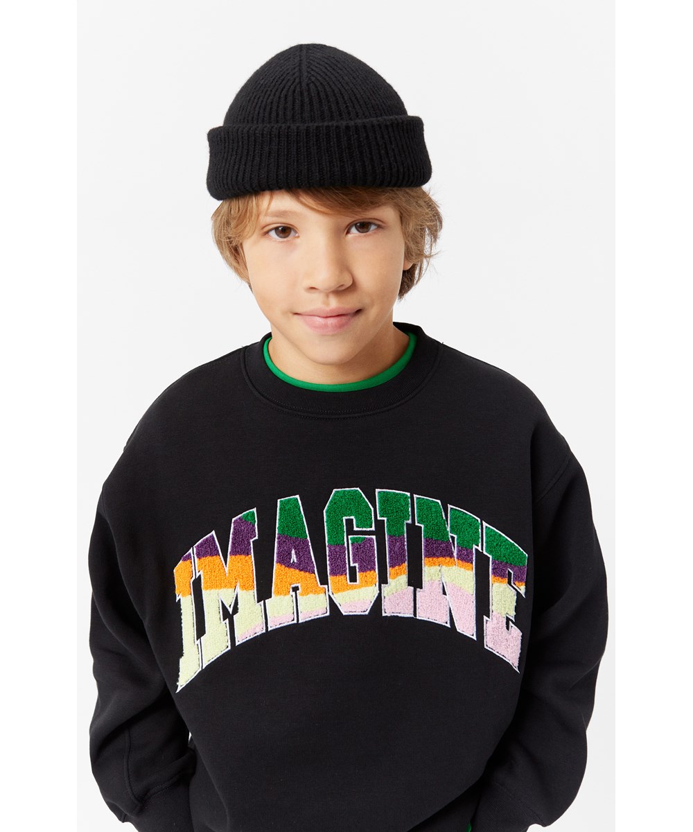 Magni - Black - Sort økologisk sweatshirt med front broderi