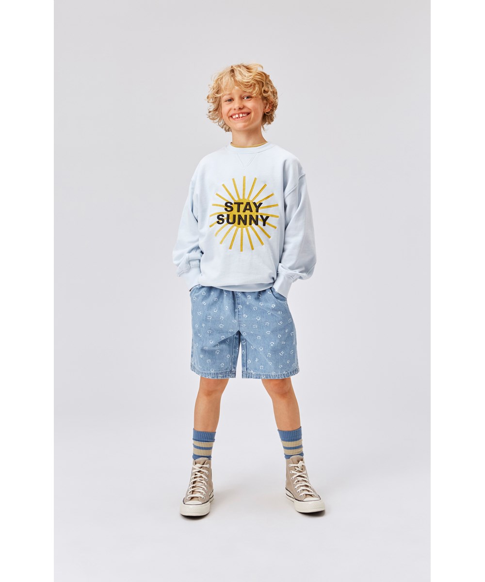 Magni - Iced Blue - Lyseblå sweatshirt med stay sunny sol broderi