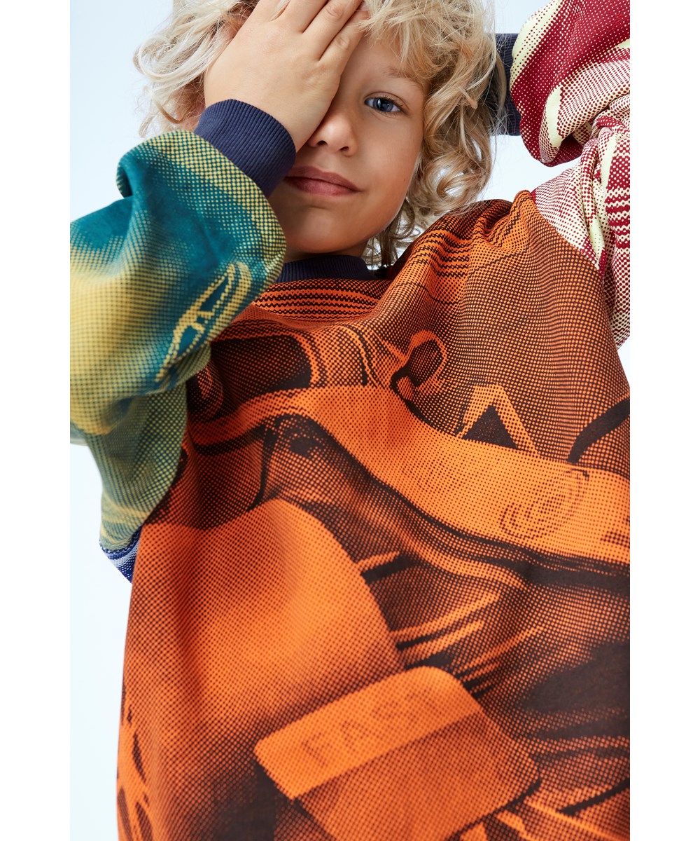 Manu - Colourful Race Car - Økologisk sweatshirt med racerbil