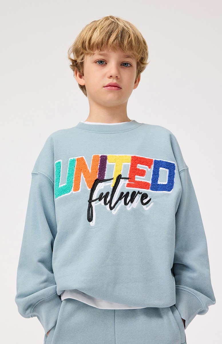 Mar - Misty Blue - Blå sweatshirt med broderi til børn i blødt økologisk bomuld med ribkanter ved hals, ærmer og i bunden af blusen.