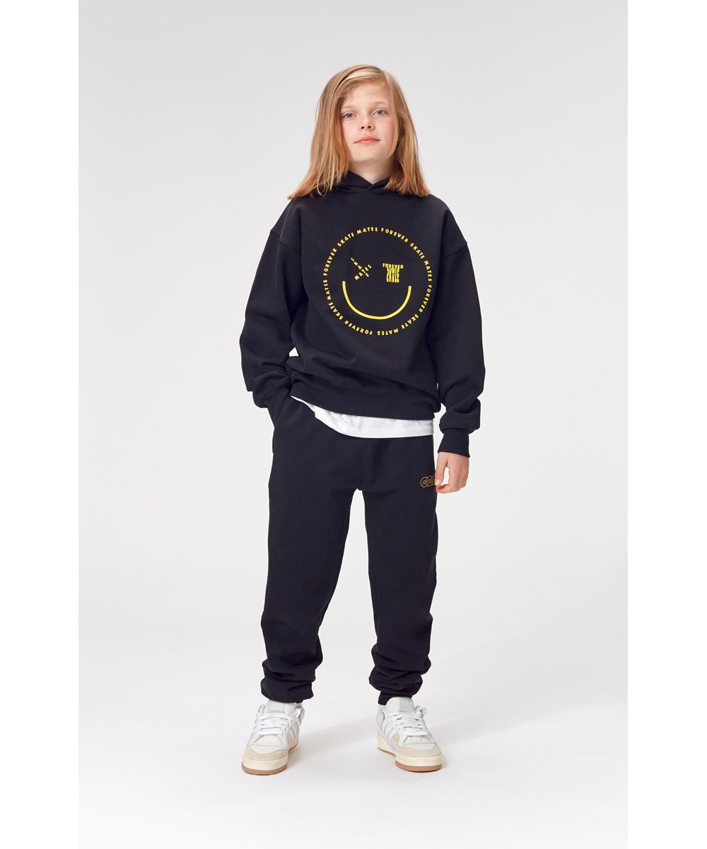 Matt - Black - Sort sweatshirt hoodie med gult smiley.