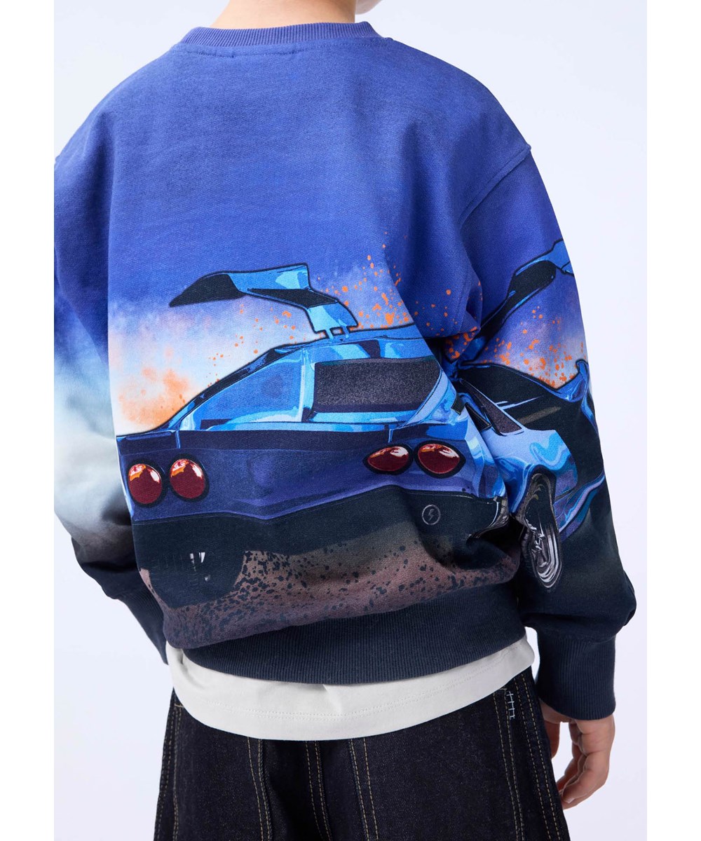Mattis - Car Blue - Blå sweatshirt til børn i blødt økologisk bomuld med print af racerbil. 