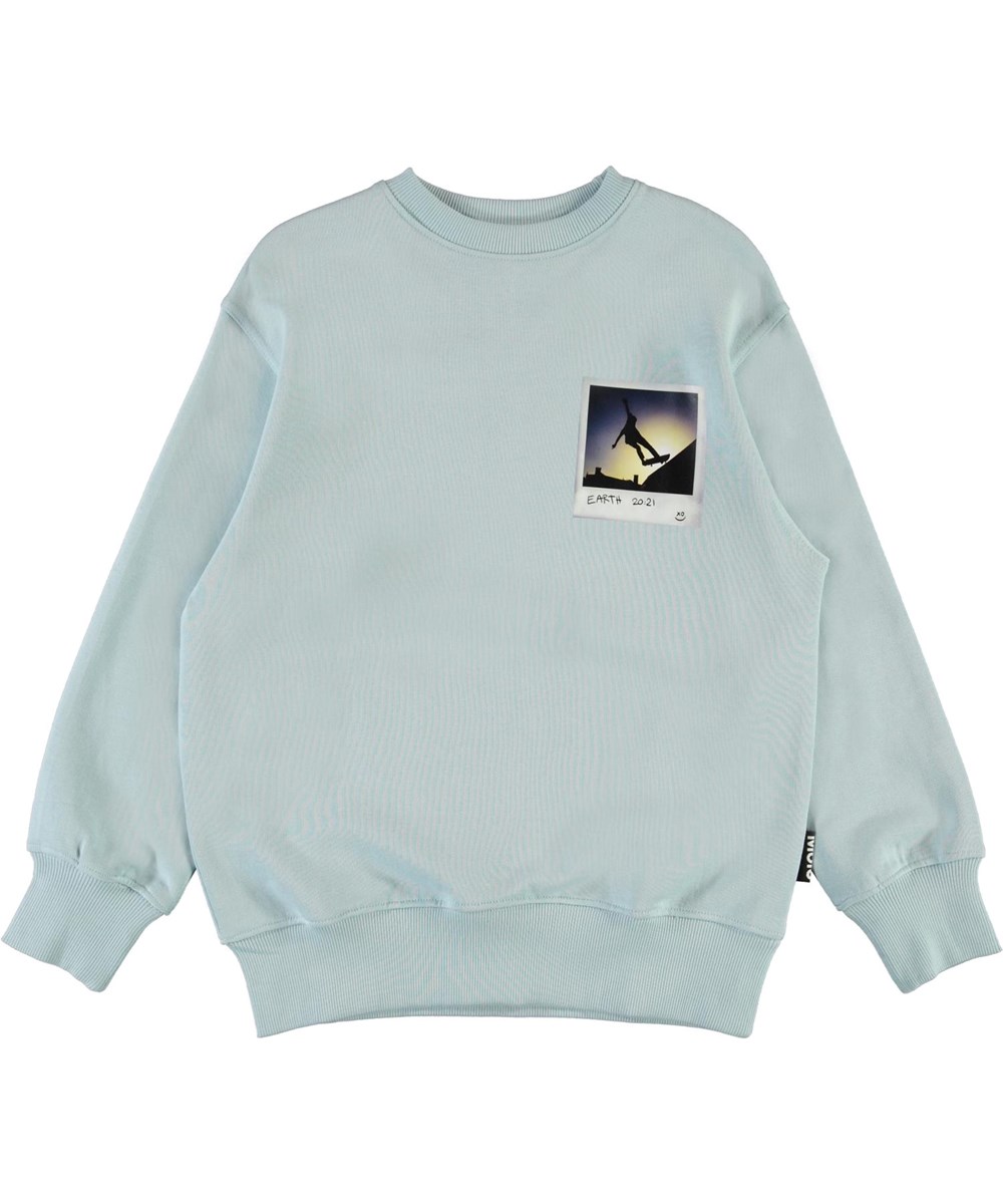Mattis - Sterling Blue - Lyseblå sweatshirt med skater print