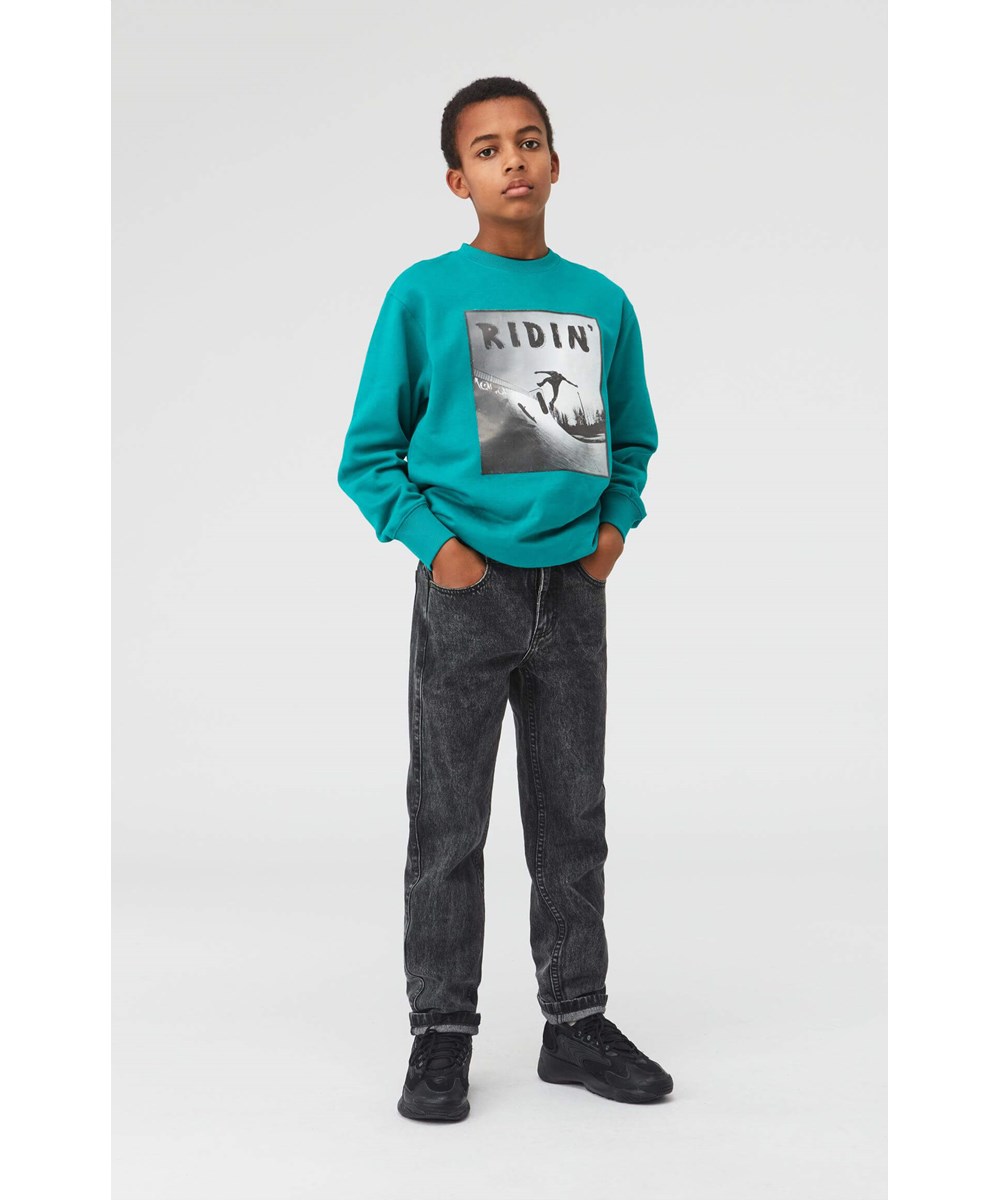 Mattis - Teal - Økologisk grøn sweatshirt med skater print