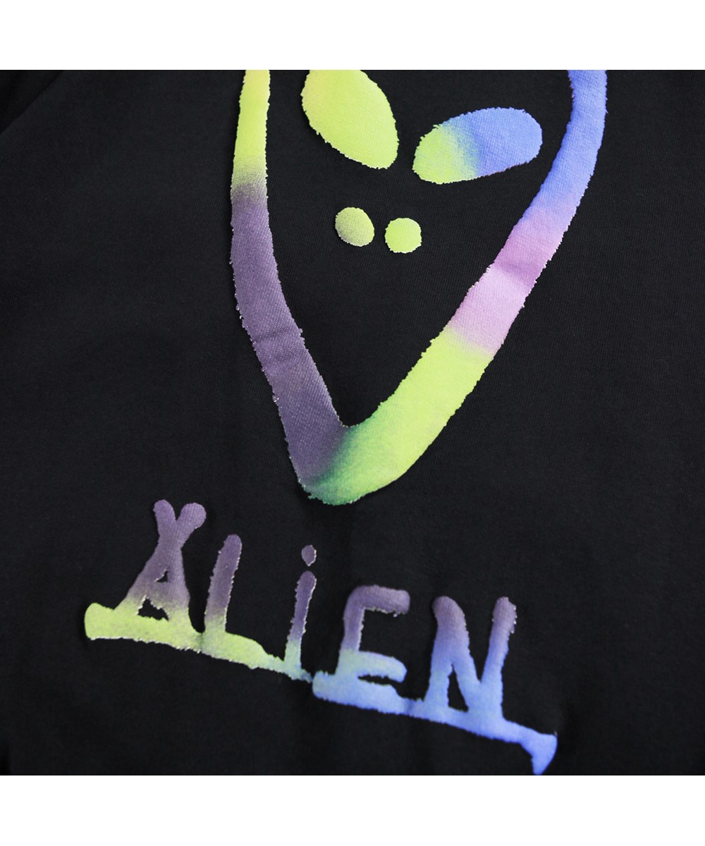 Mic - Black - Sort hættetrøje til børn i økologisk bomuld med farvestrålende alien print. 