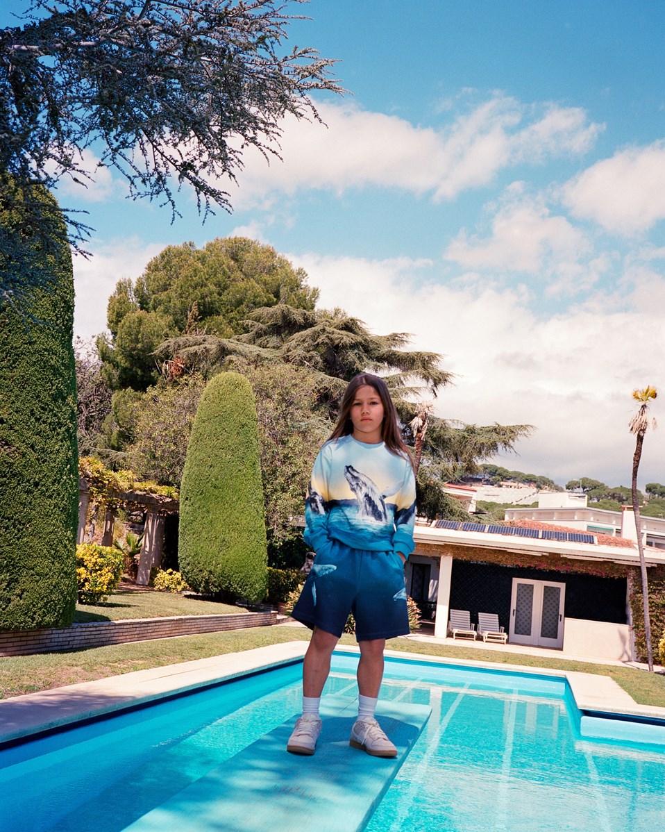 Miksi - Whale Jump - Lyseblå sweatshirt med print til børn i blødt økologisk bomuld med ribkanter ved hals, ærmer og i bunden af blusen.