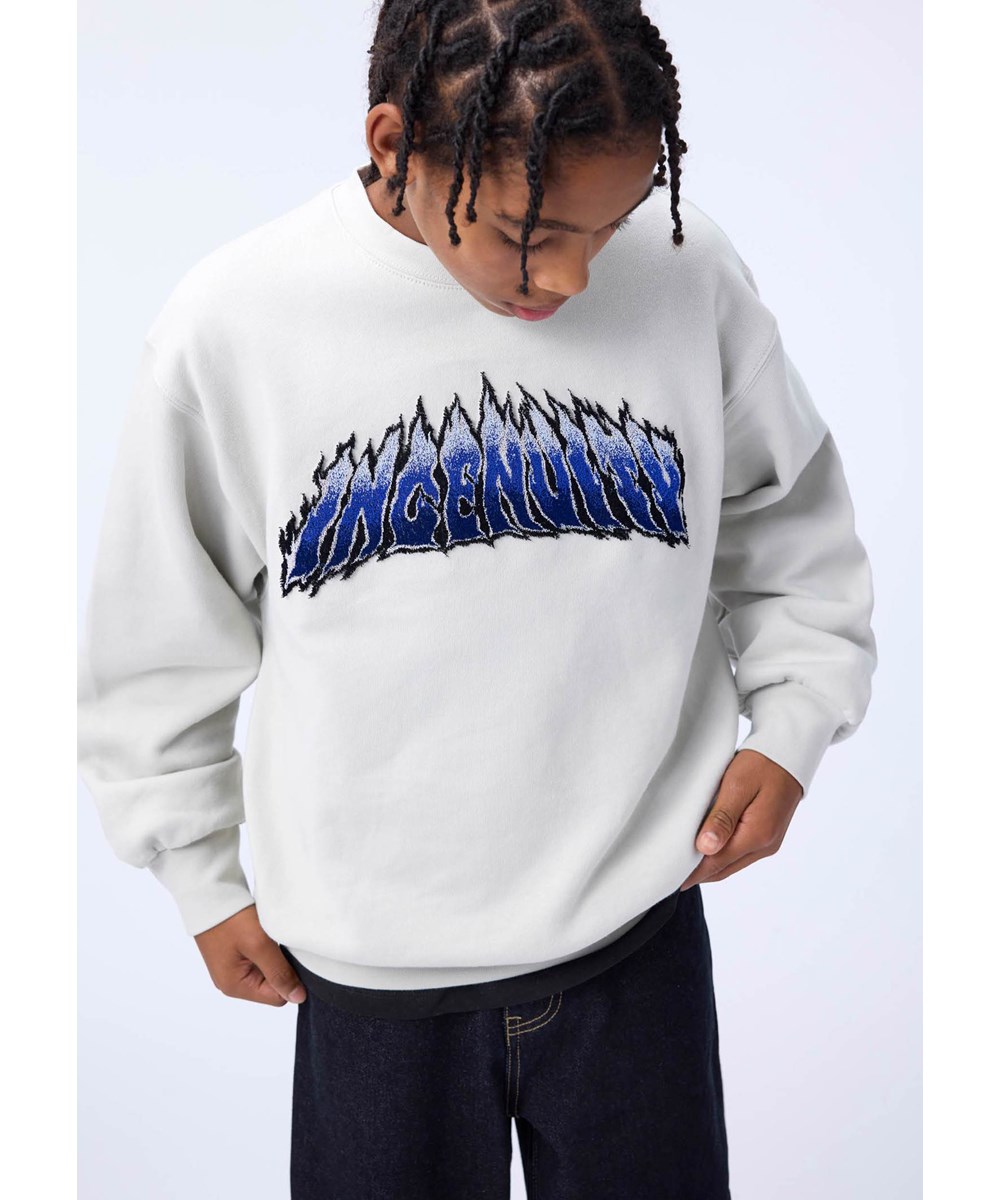 Monti -  Flaming Text - Råhvid sweatshirt til børn i blødt økologisk bomuld med fluffy broderi. 